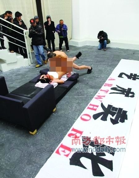 3月20日,成力正在進(jìn)行行為藝術(shù)表演,表演之后他和搭檔就被警方帶走了。